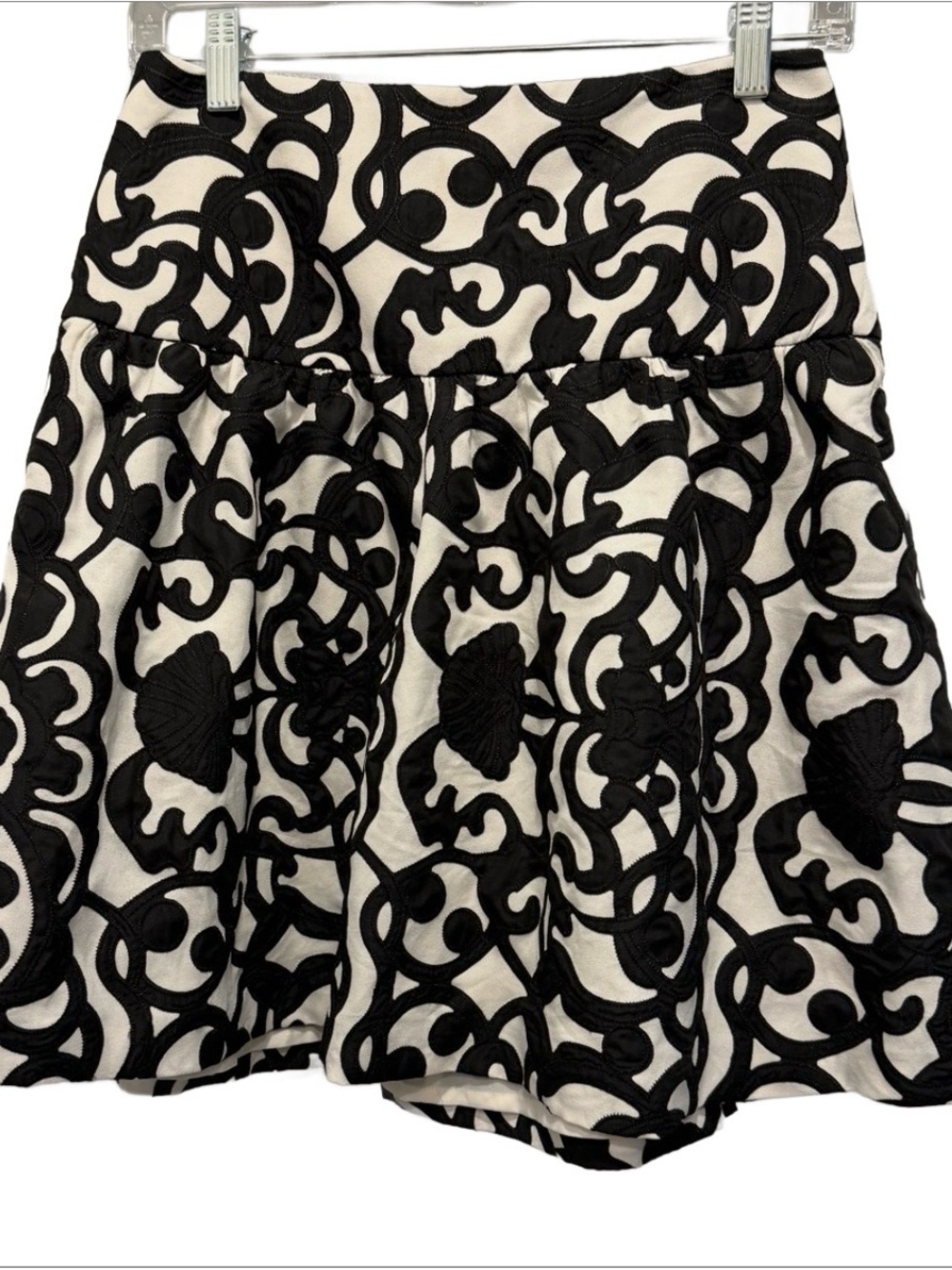 Ann Taylor Black & Ivory Embroidered Pleated Fit Flare Knee Length Skirt Size 0
